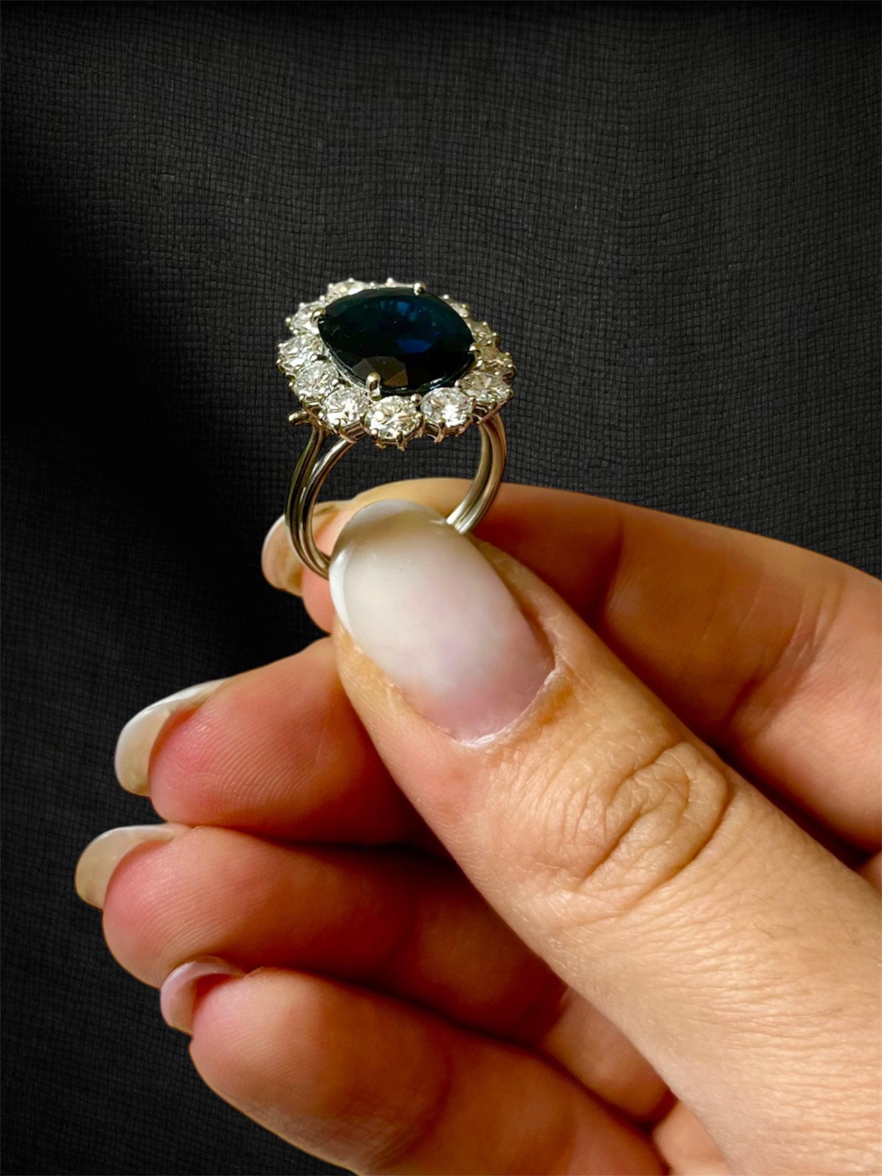 Anello con zaffiro “Cuore dell’Oceano”